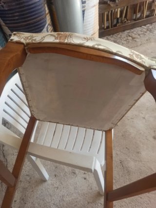 Silla de madera tapizada para salón.
