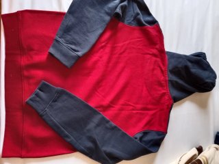 Sudadera con capucha azul y roja