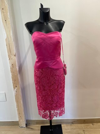 Vestido de fiesta rosa con encaje