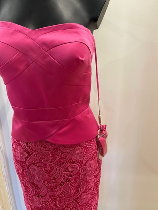 Vestido de fiesta rosa con encaje