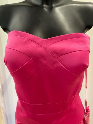 Vestido de fiesta rosa con encaje