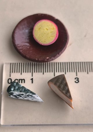 Plato rústico con quesos para casas de muñecas