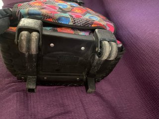 Mochila escolar con ruedas y diseño de corazones