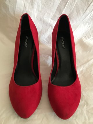 Zapatos de tacón rojos