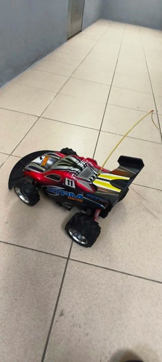 Coche teledirigido con mando y baterías.