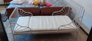 Cama infantil de forja Ikea blanca