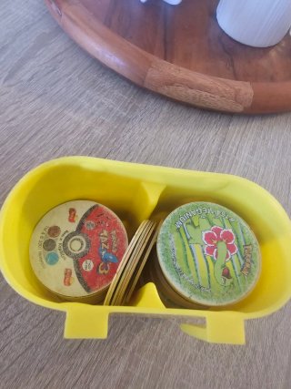Porta Tazos Pokémon grande.