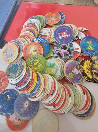 Porta Tazos Pokémon grande.