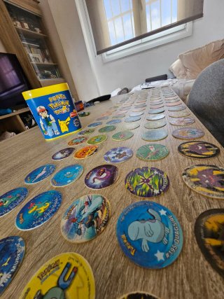 Porta Tazos Pokémon grande.