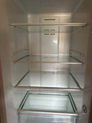 Nevera Evandr blanca 175€  precio de Remate.