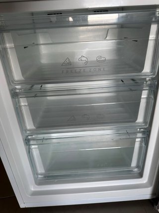 Nevera Evandr blanca 175€  precio de Remate.