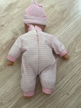 Muñeca bebé con pijama rosa