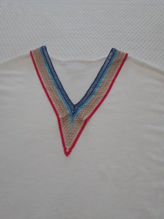Camisetas blancas con detalles multicolor