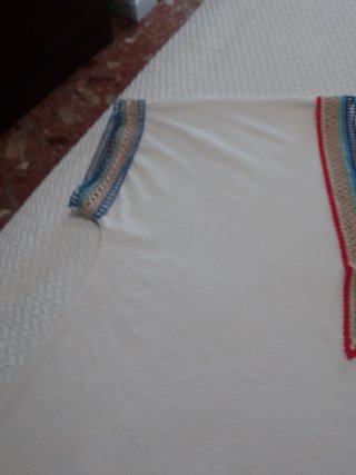 Camisetas blancas con detalles multicolor