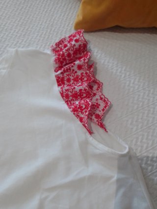 Camisetas blancas con detalles multicolor