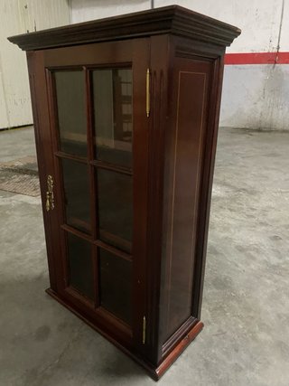 Vitrina pequeña de esquina de madera con cristal