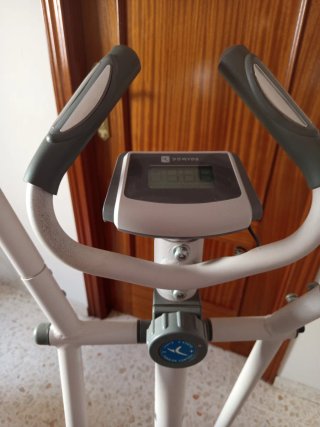 Bicicleta elíptica blanca y azul