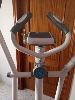Bicicleta elíptica blanca y azul
