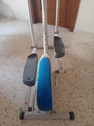 Bicicleta elíptica blanca y azul