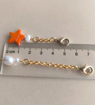 2 charms naranja y perla