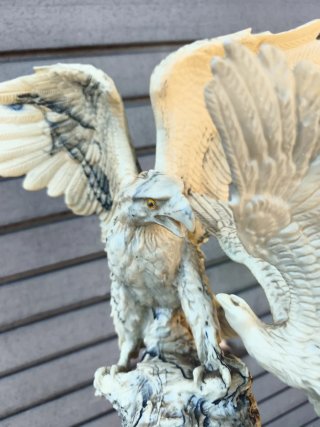 Figura de águila en roca