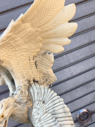 Figura de águila en roca
