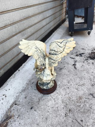 Figura de águila en roca