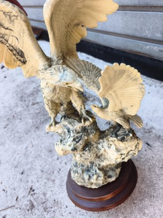 Figura de águila en roca