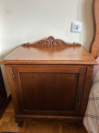 2 Mesitas de noche de madera de castaño