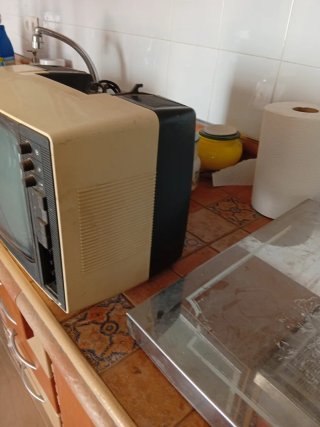 Televisor antiguo blanco y negro beige