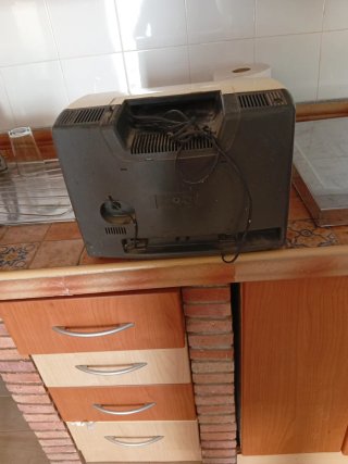 Televisor antiguo blanco y negro beige