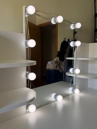 Tocador blanco con espejo y luces