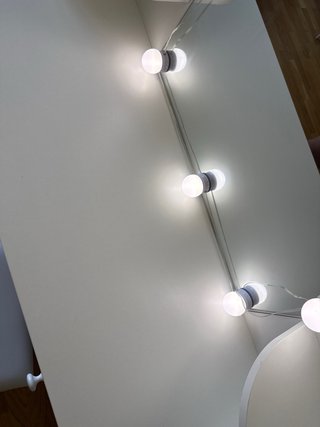 Tocador blanco con espejo y luces