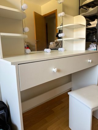 Tocador blanco con espejo y luces