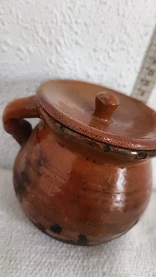 Olla de barro antigua con tapa (10.5 cm.)