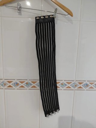 Cinturon elástico negro con detalles metálicos