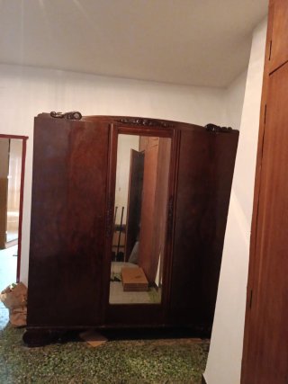 Armario antiguo de madera