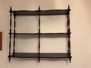 Estantería de madera oscura