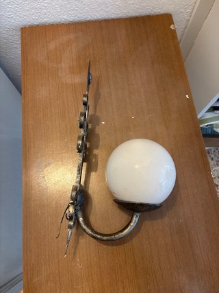 Lámparas de pared antiguas con globos de cristal