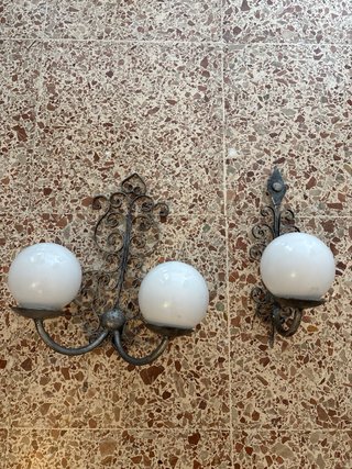 Lámparas de pared antiguas con globos de cristal
