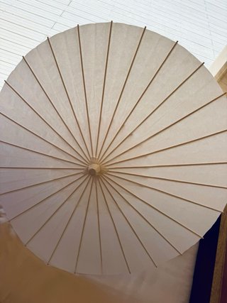Grandes sombrillas de papel blancas para bodas