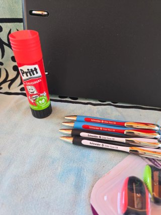 Kit cancelleria: raccoglitori, penne, colla