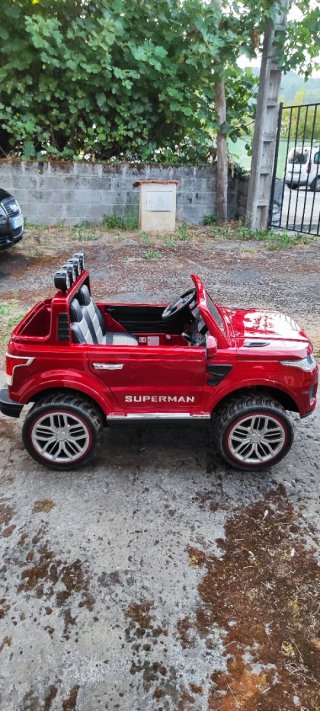 Coche eléctrico infantil rojo