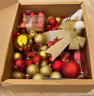 Caja adornos Navidad: bolas rojas y doradas