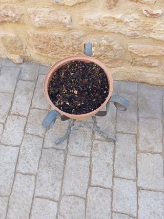 Porta macetas de metal forjado