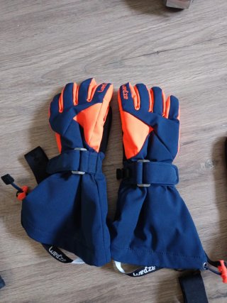Guantes y calcetines de nieve para niño