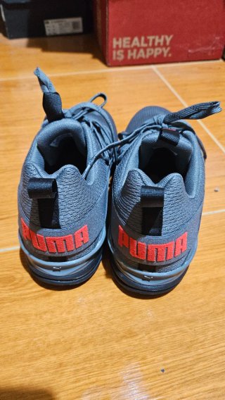 Zapatillas Puma grises y rojas
