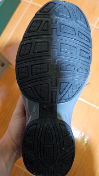 Zapatillas Puma grises y rojas