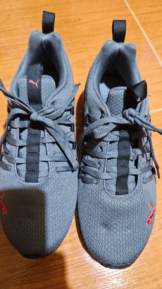 Zapatillas Puma grises y rojas