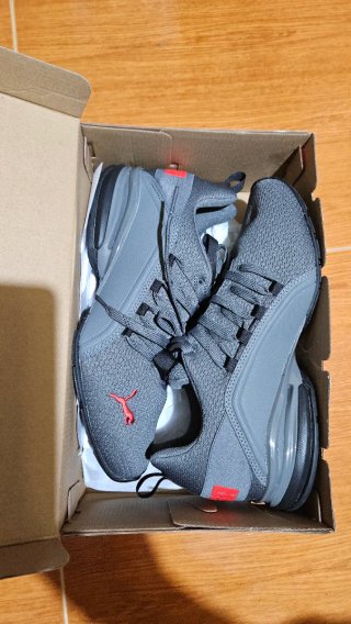 Zapatillas Puma grises y rojas